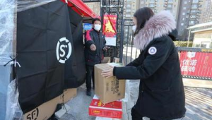 社区服务融合：在代收快递点张贴号易号卡“快递小哥专属套餐”广告